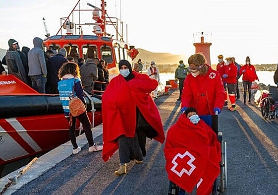 Localizan en una cala de Cuevas del Almanzora a un hombre muerto y otro herido grave