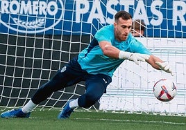 Fernando calienta en La Romareda, el día que salió por primera vez titular en este curso.