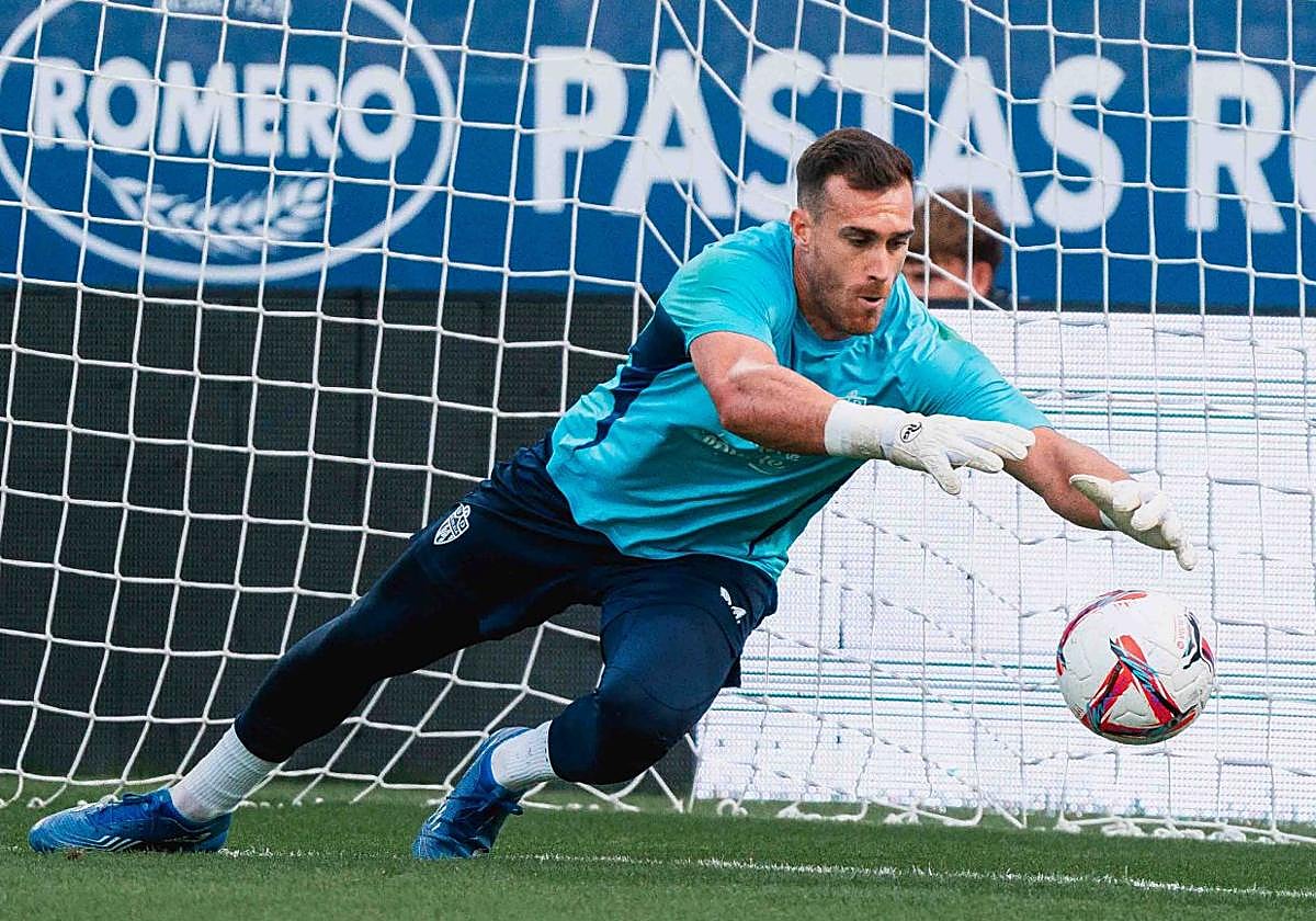 Fernando calienta en La Romareda, el día que salió por primera vez titular en este curso.