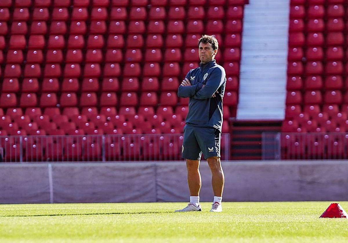 Rubi 'vigila', de lejos la última sesión de entrenamiento.