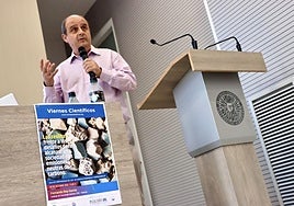 Fernando Rey, profesor e investigador del Instituto de Tecnología Química del CSIC en Valencia, durante su conferencia de este viernes en la UAL, que ha dado inicio a una nueva temporada de los 'Viernes Científicos'.
