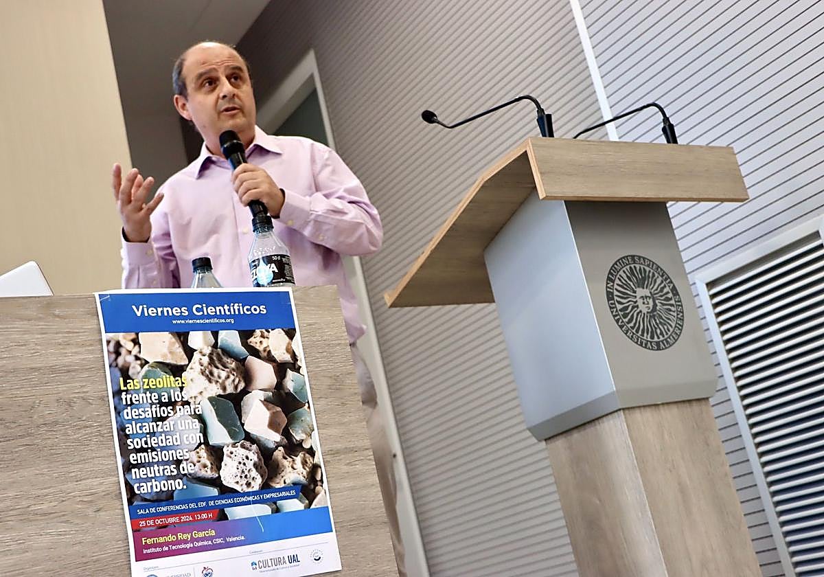 Fernando Rey, profesor e investigador del Instituto de Tecnología Química del CSIC en Valencia, durante su conferencia de este viernes en la UAL, que ha dado inicio a una nueva temporada de los 'Viernes Científicos'.
