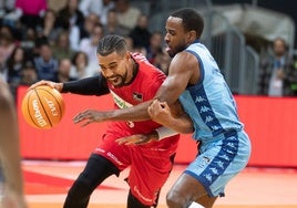 Gian Clavell inicia un ataque defendido por Harding en el partido disputado esta noche en el Principado.