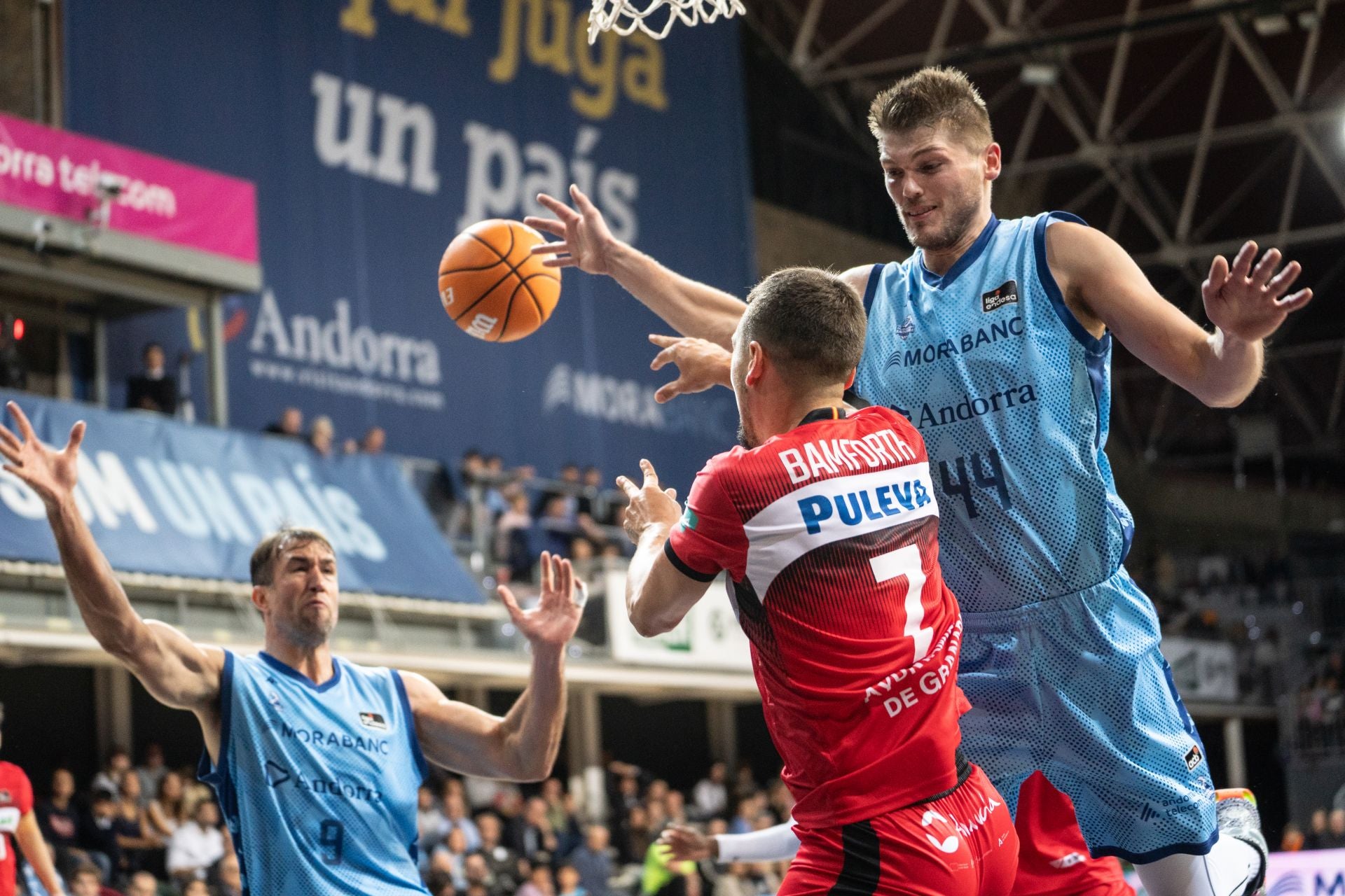 Ben Lammers (d) se hizo gigante ante el Covirán.