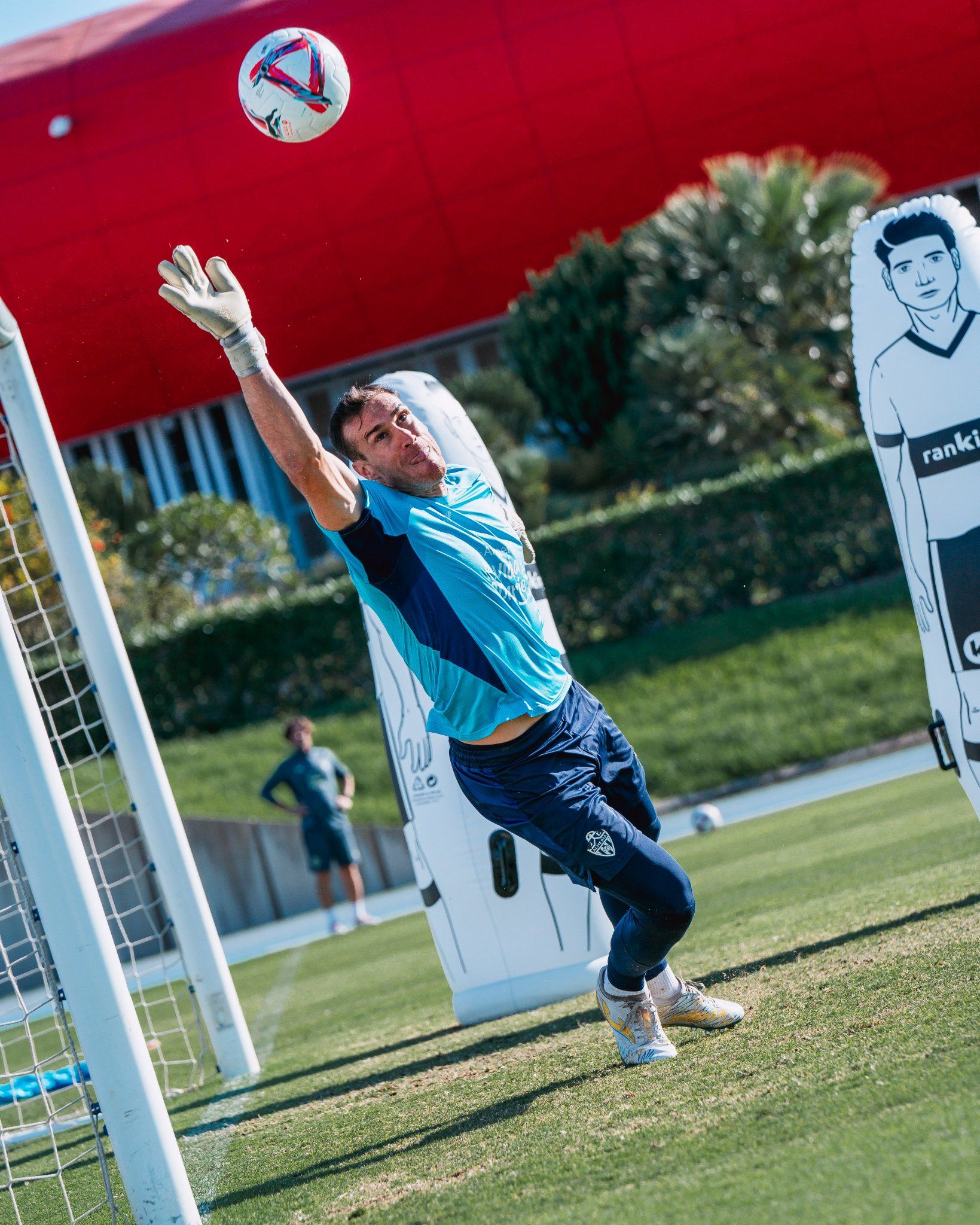 Fernando Martinez se estira para detener un balón, algo que hace y evita derrotas.