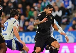 Alberto, del Castellón, en plena acción para su gol en La Romareda.