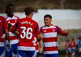 El recreativista Rodelas celebra su gol con Ferrández.