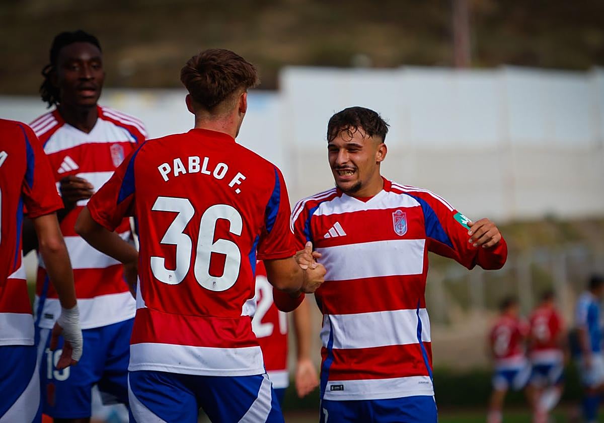 El recreativista Rodelas celebra su gol con Ferrández.