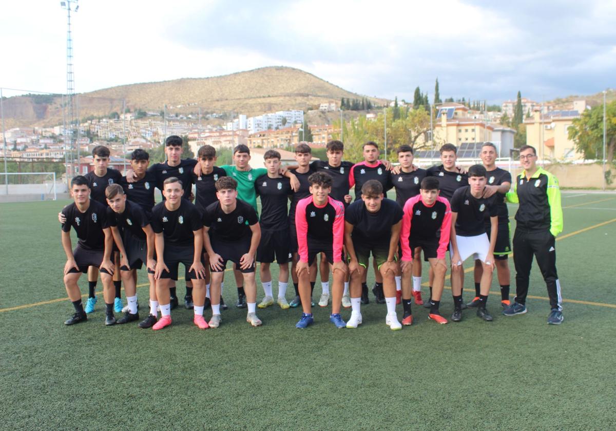 El equipo juvenil del Sierra Nevada-Cenes posa en su campo.