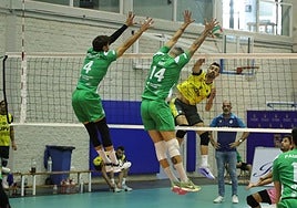 Juanmi González y Borja Ruiz intentan bloquear el ataque de Javi Monfort.