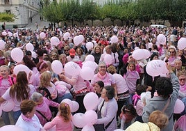 Suelta de globos en la plaza de Santa María tras la lectura del manifiesto.