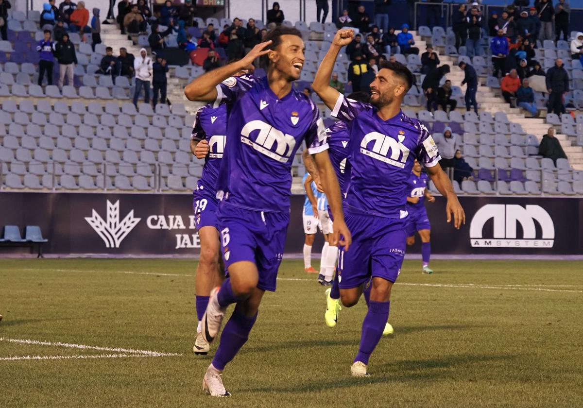 Álvaro Muñiz y Mario Martos celebran el tanto del triunfo ante la UDTorre del Mar.