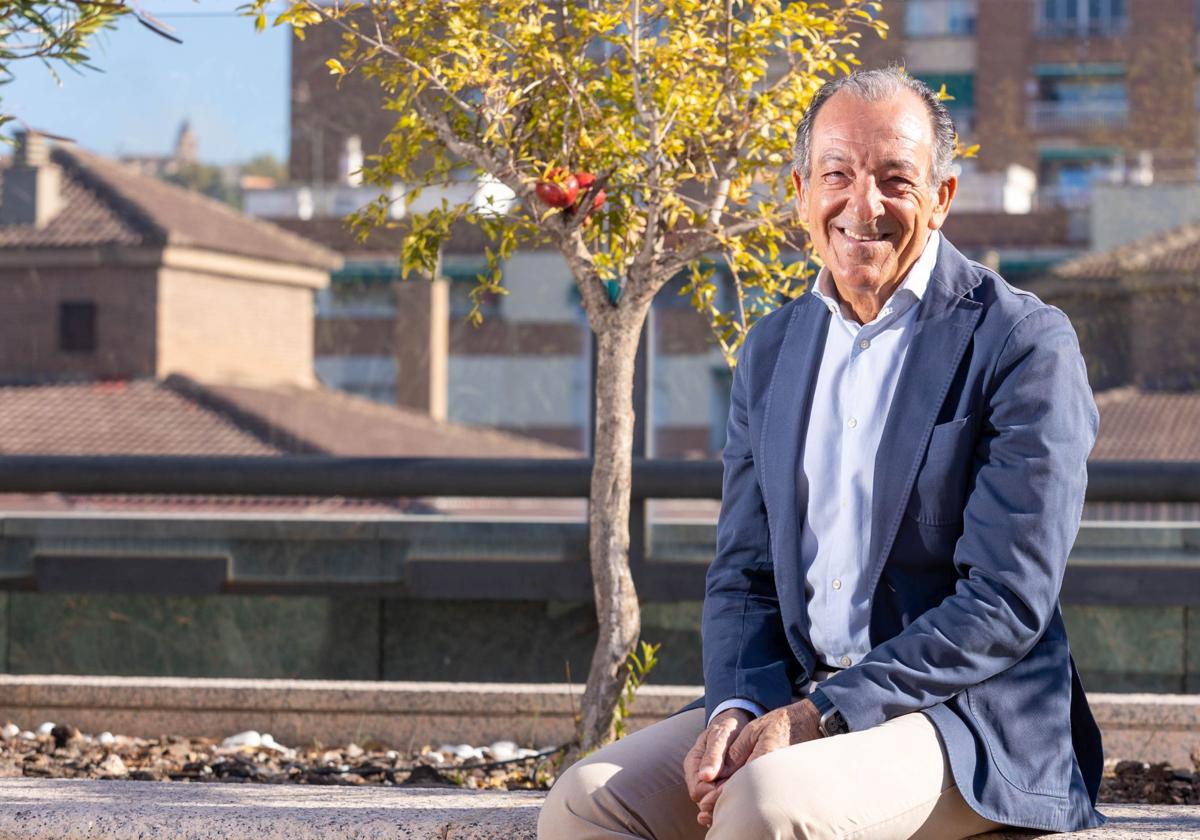 Paco Barranco, director del Palacio de Congresos, posa en la terraza del edificio.