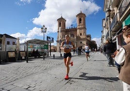 Carolina Huertas, ganadora de la carrera entre las mujeres, en pleno recorrido por la Plaza de España de Santa Fe.