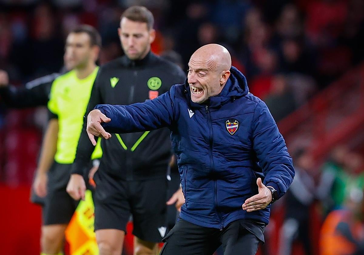 El entrenador del Levante, Julián Calero, ordena a sus futbolistas durante el partido.
