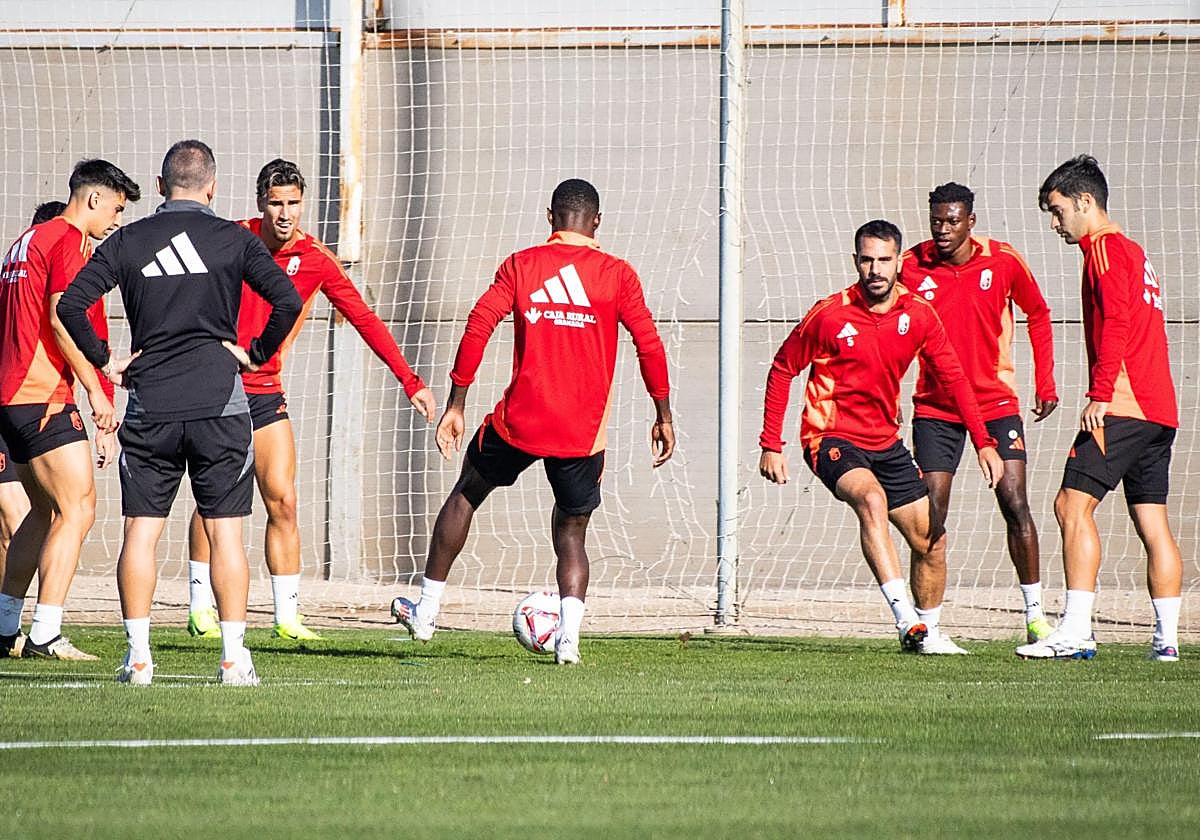 Pablo Insua participa en un rondo durante un entrenamiento.