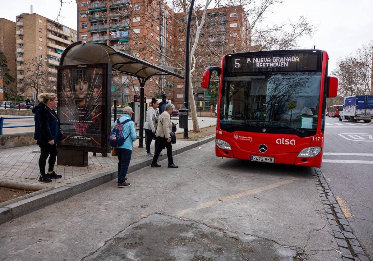 Un autobús urbano en Granada.