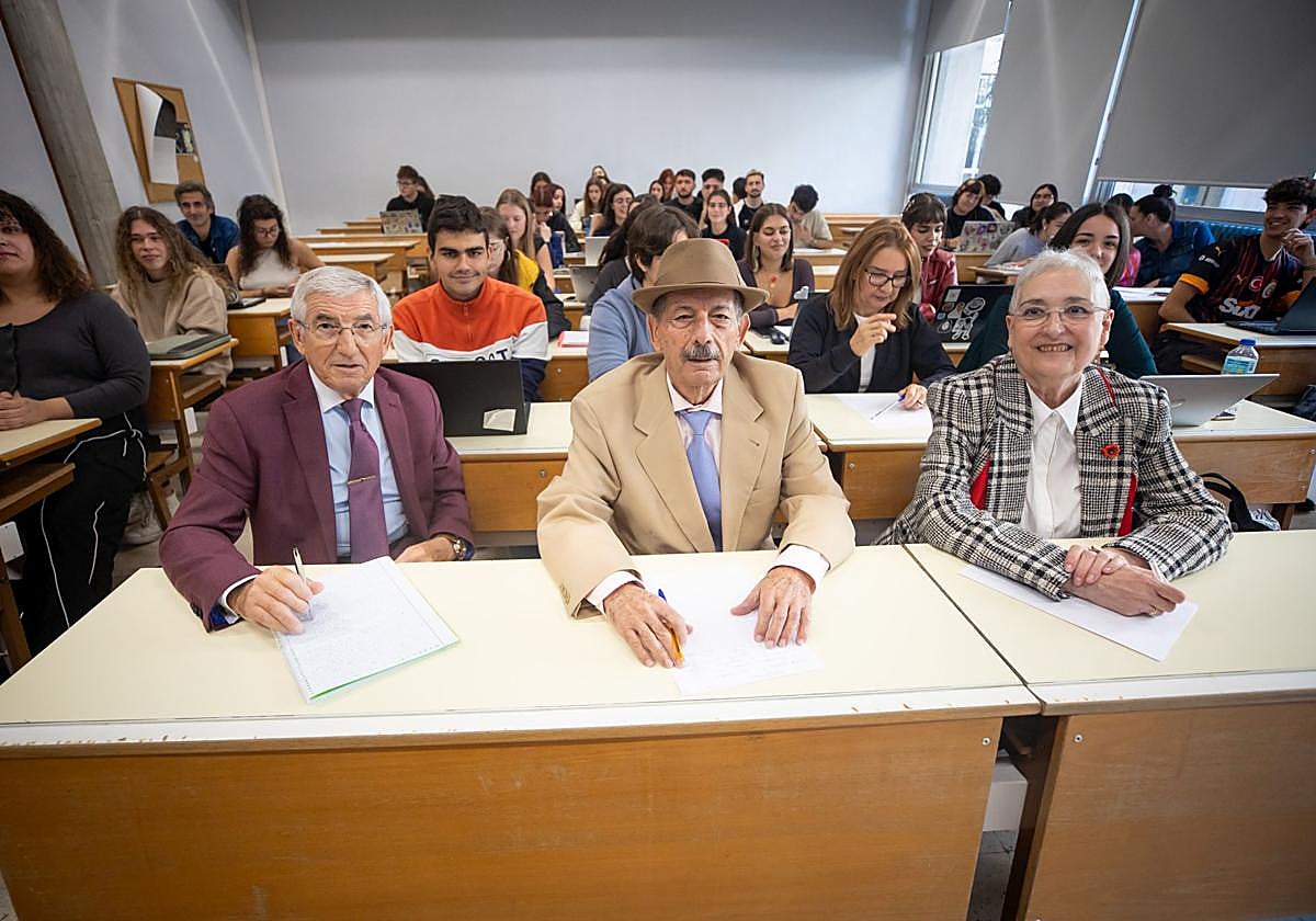 Esta foto pertenece a un reportaje que se publicó en las páginas del periódico el pasado jueves 24 de octubre, sobre los alumnos de más edad de la Universidad de Granada.