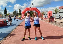 Manuel Santiago y Mari Carmen Palma celebran sus títulos de campeones del Gran Premio de Fondo en Santa Fe.