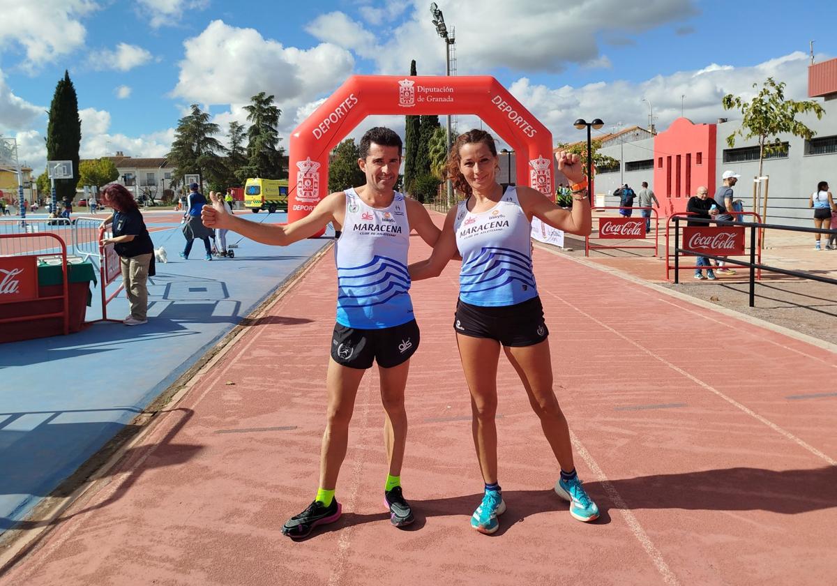 Manuel Santiago y Mari Carmen Palma celebran sus títulos de campeones del Gran Premio de Fondo en Santa Fe.