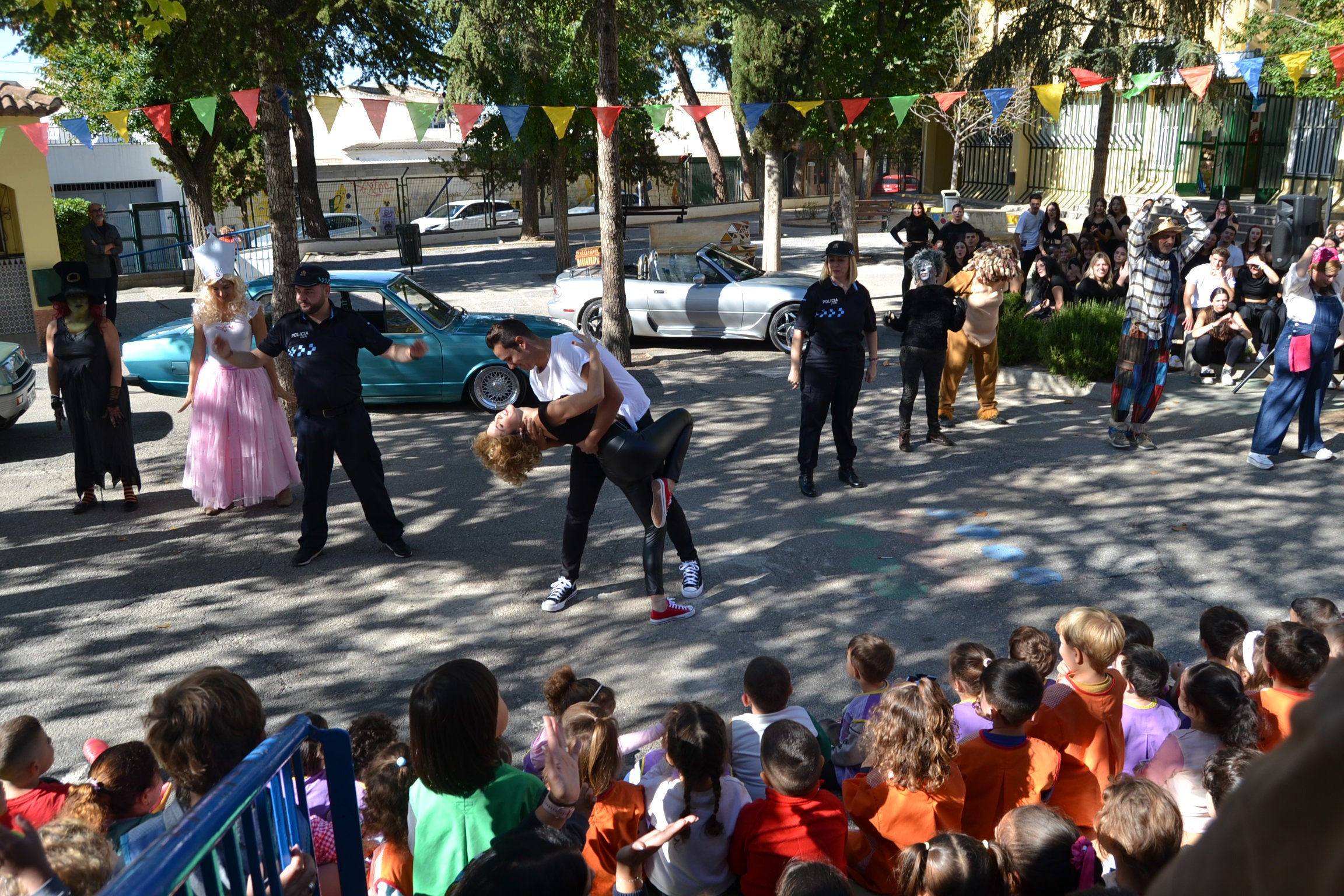 Representación teatral en el vía pública.