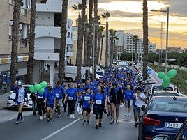 Participantes de la primera marcha contra el cáncer.