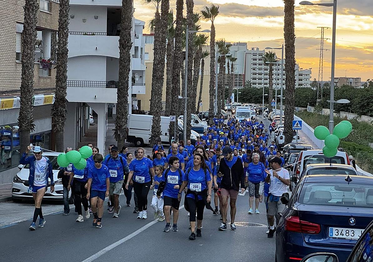 Participantes de la primera marcha contra el cáncer.