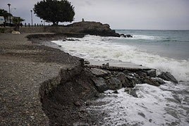 Escalón de un metro de altura en la playa de Cotobro tras los temporales.
