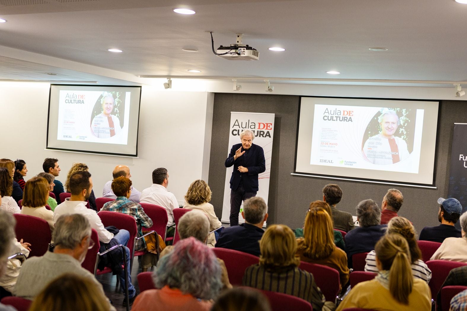 La mitología más actual: así ha sido el Aula de Cultura de IDEAL con Emilio del Río