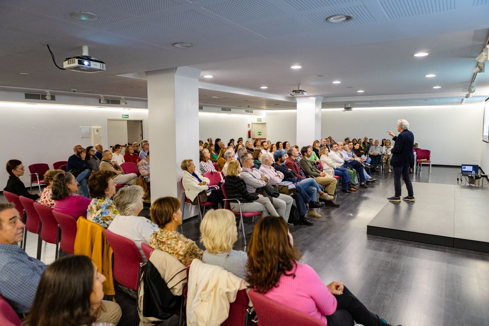 La mitología más actual: así ha sido el Aula de Cultura de IDEAL con Emilio del Río