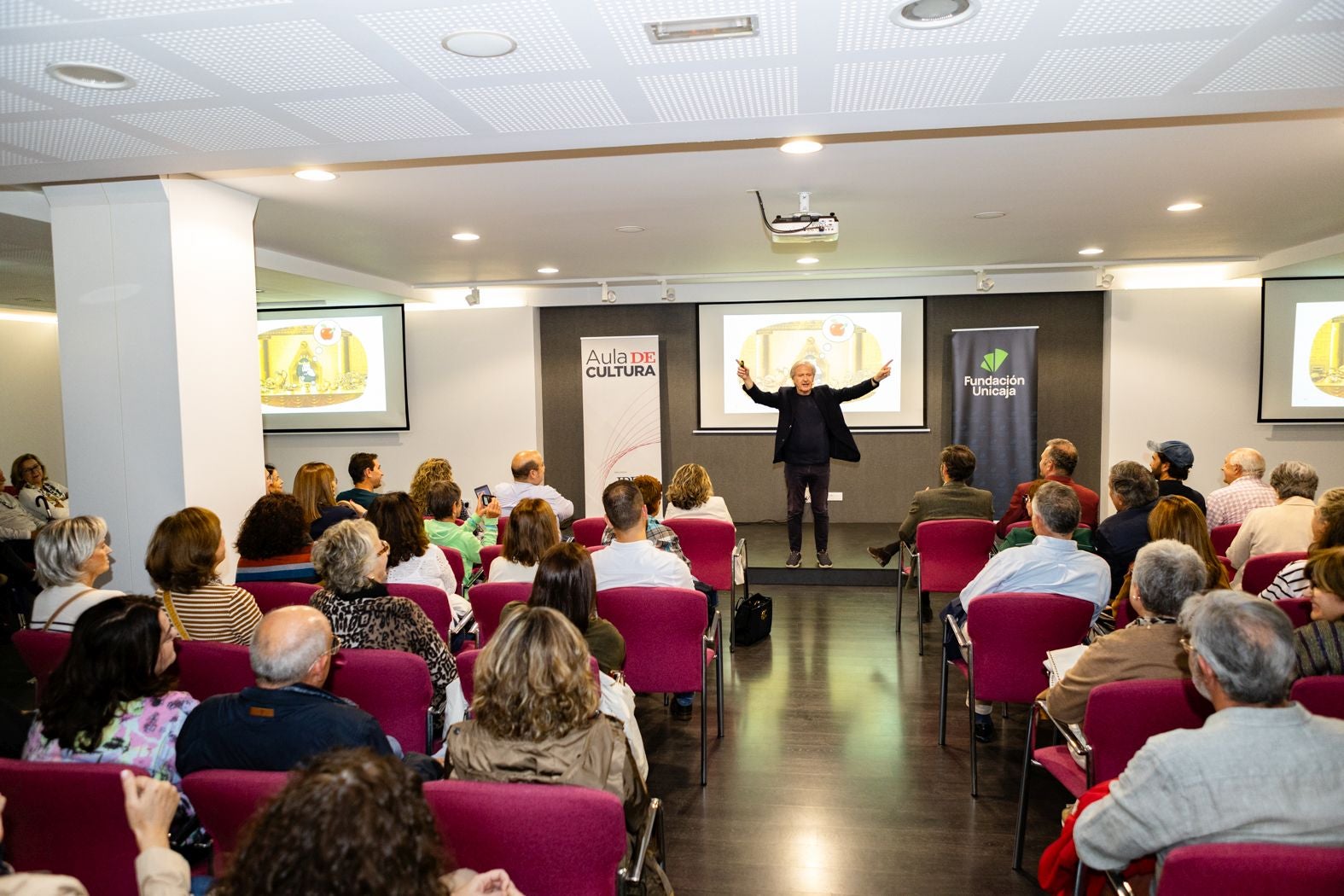 La mitología más actual: así ha sido el Aula de Cultura de IDEAL con Emilio del Río