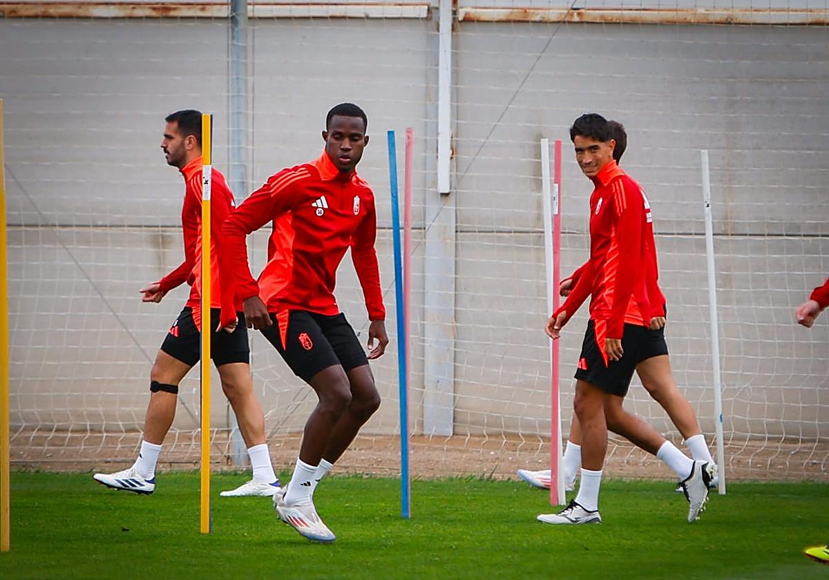Faye, con los jugadores del primer equipo.