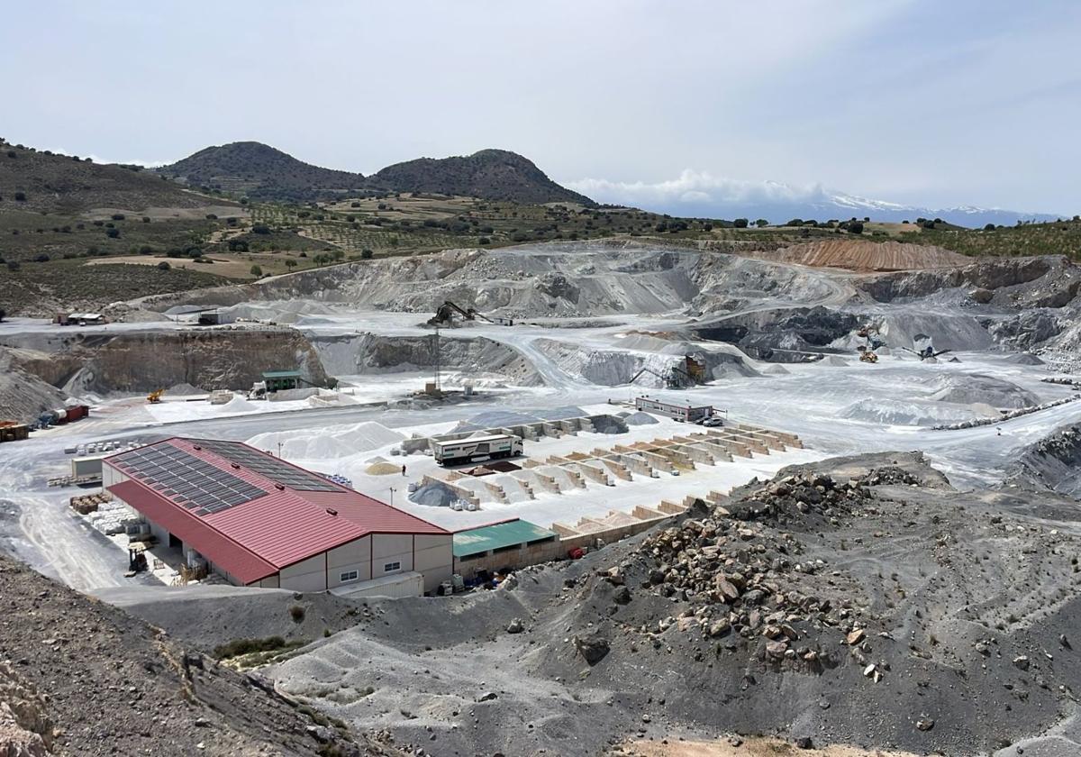 Cantera de dolomita gris que Áridos Internacionales del Mediterráneo tiene en Gor.