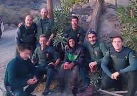 Christian (en medio de la foto, con un refresco en la mano) posa entre los agentes de la Guardia Civil que fueron a buscarlo.
