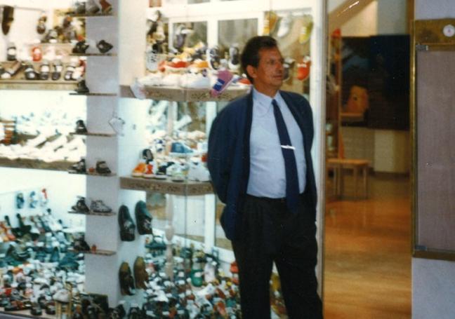 Una vida en Mesones. Un joven Nicolás Sánchez en la puerta de su primera tienda.