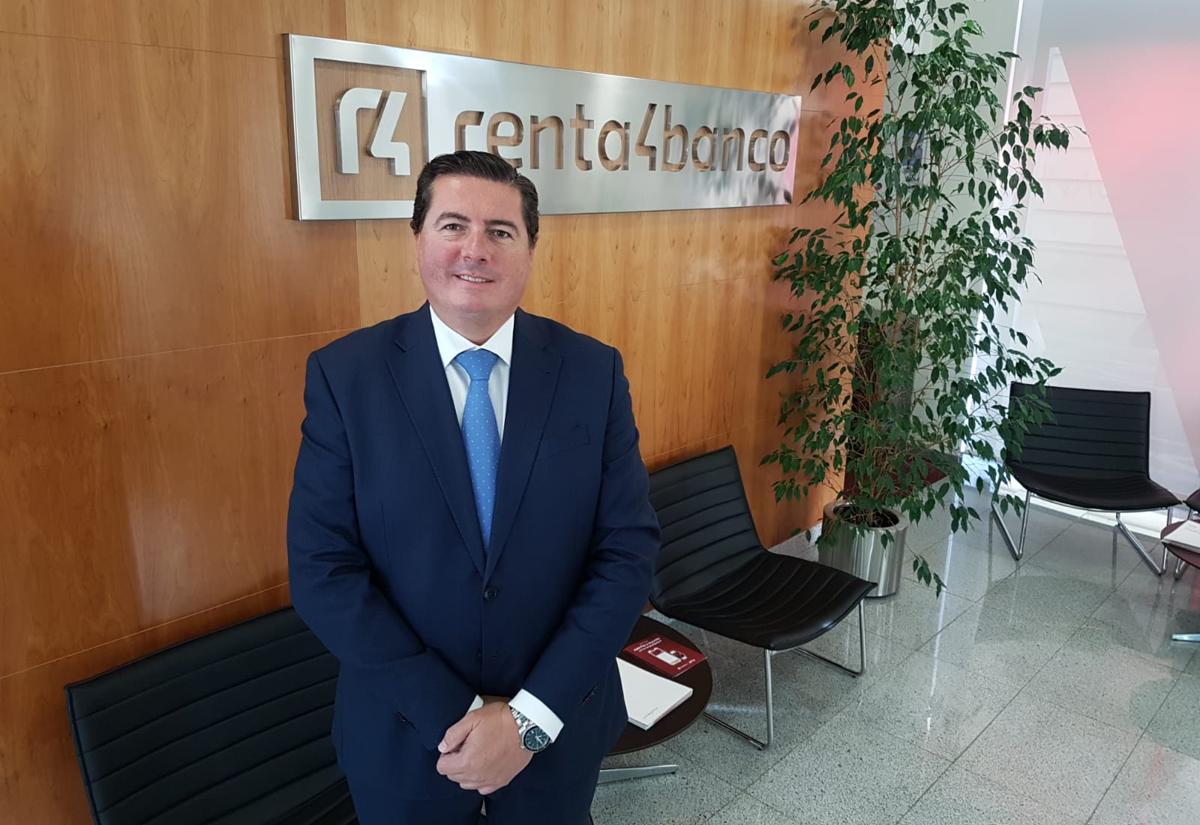 Carlos Bocanegra, director de Renta 4 en Granada, en las instalaciones del banco en Acera del Darro, 35.