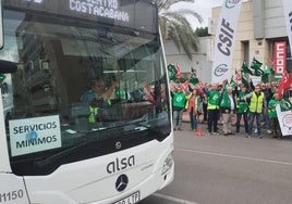 Un conductor de Surbús, saluda a los compañeros participantes en la protesta.