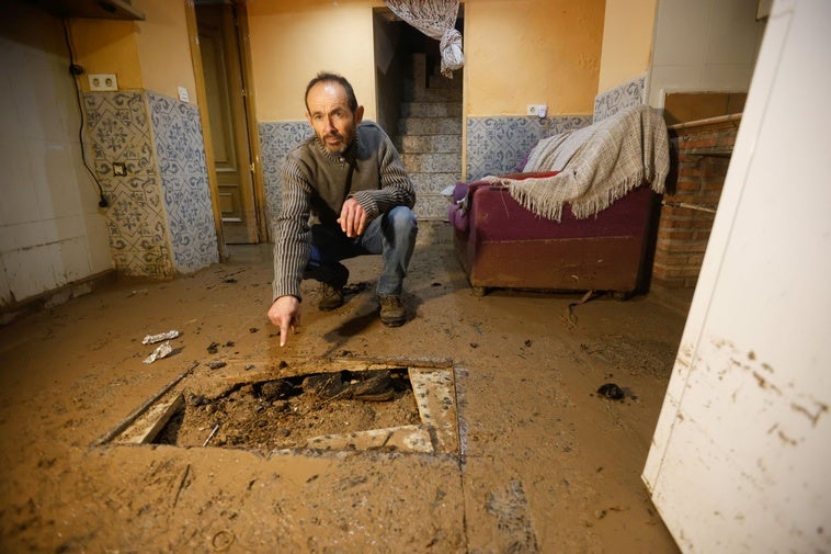 Un vecino de Diezma muestra los desperfectos en su vivienda tras las inundaciones.