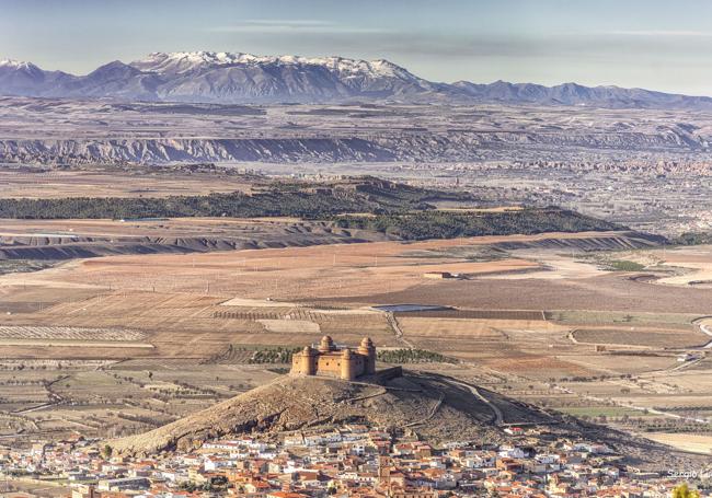 La fortaleza renacentista de la Calahorra en el Altiplano rodeada de sedimentos procedentes de las montañas circundantes.