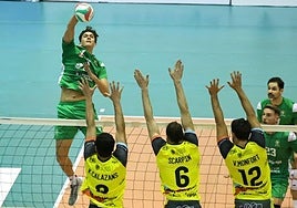 Alaka'i Todd se 'enfrenta' al bloqueo de Calazans, Scarpin y Monfort.