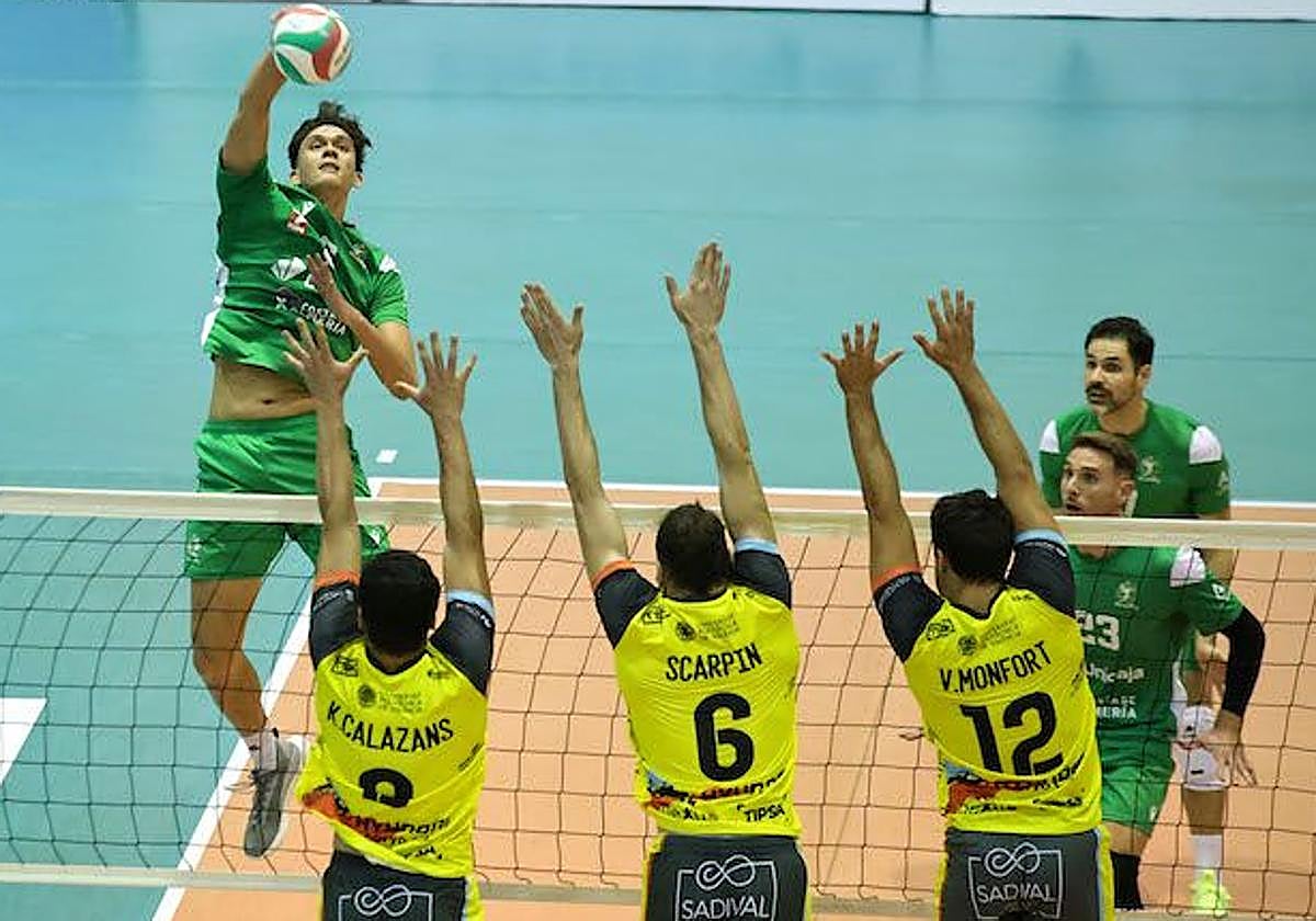 Alaka'i Todd se 'enfrenta' al bloqueo de Calazans, Scarpin y Monfort.