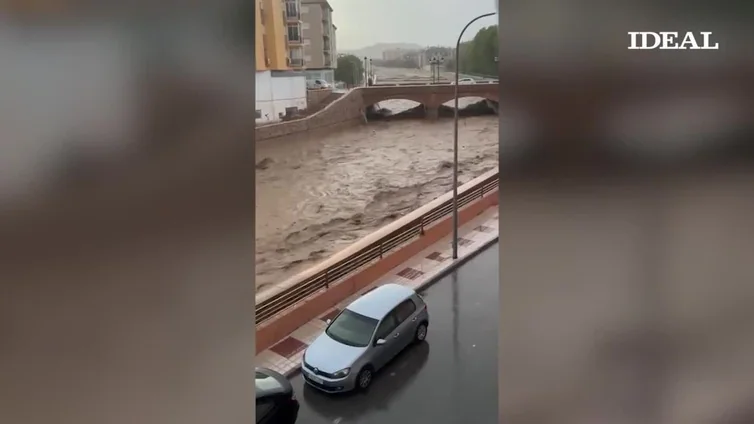 Inundaciones en Guadix anegan viviendas, locales y hasta una iglesia