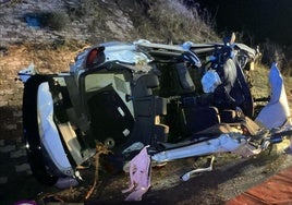 El coche en el que viajaba el grupo quedó destrozado.