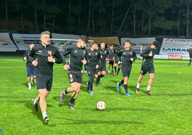 Los jugadores realizan un entrenamiento previo al choque con el Granada.