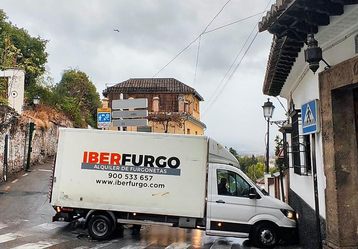 El camión enquistado en la cuesta del Caidero.