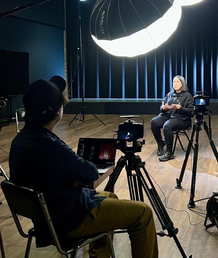 Imagen secundaria 2 - Enrique Lanz, en un fotograma de la película; Igor Cortadellas, en postproducción; y Yanisbel Martínez, durante la entrevista