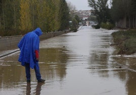 Vista desde un lado del puente, hundido.