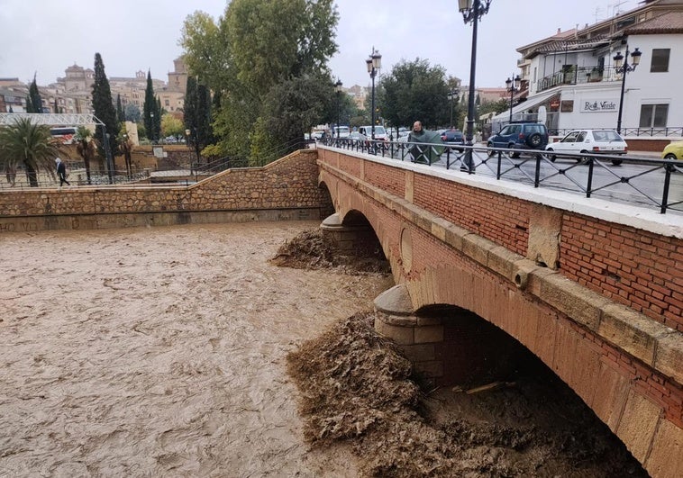 Crecida del río Verde en Guadix por las fuertes tormentas.