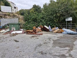 Basura acumulada en las calles de Vélez de Benaudalla.