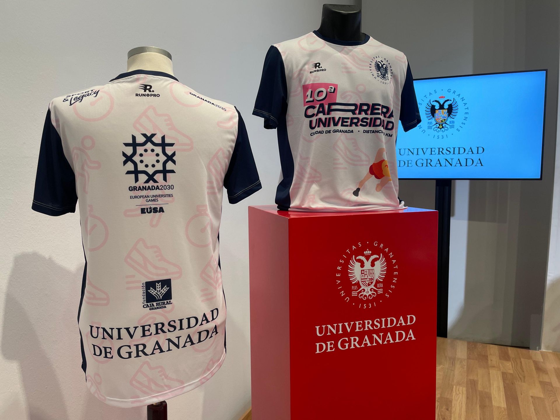 Camisetas conmemorativas de la carrera de la Universidad.